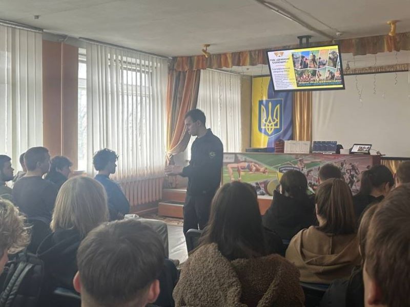 Студентів коледжу озброїли знаннями з мінної безпеки!