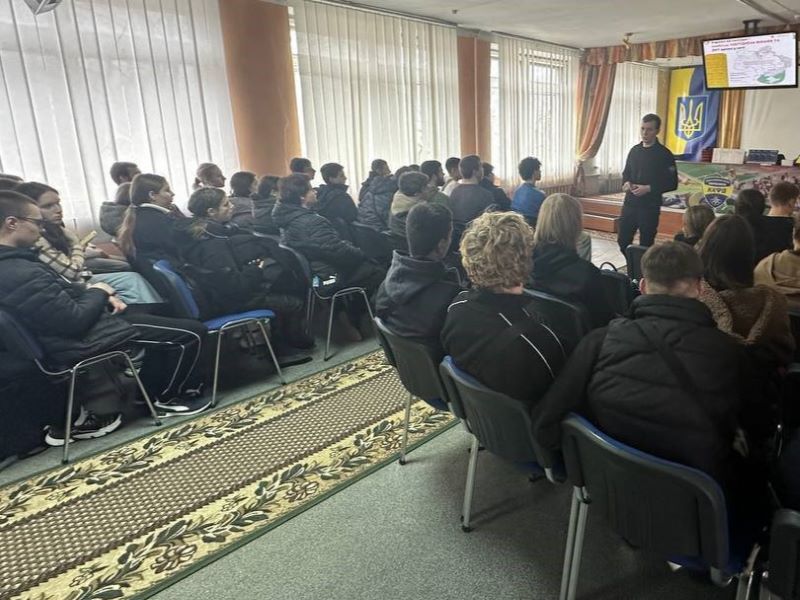 Студентів коледжу озброїли знаннями з мінної безпеки!