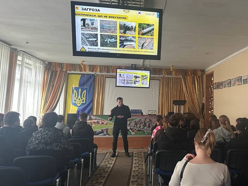 Студентів коледжу озброїли знаннями з мінної безпеки!